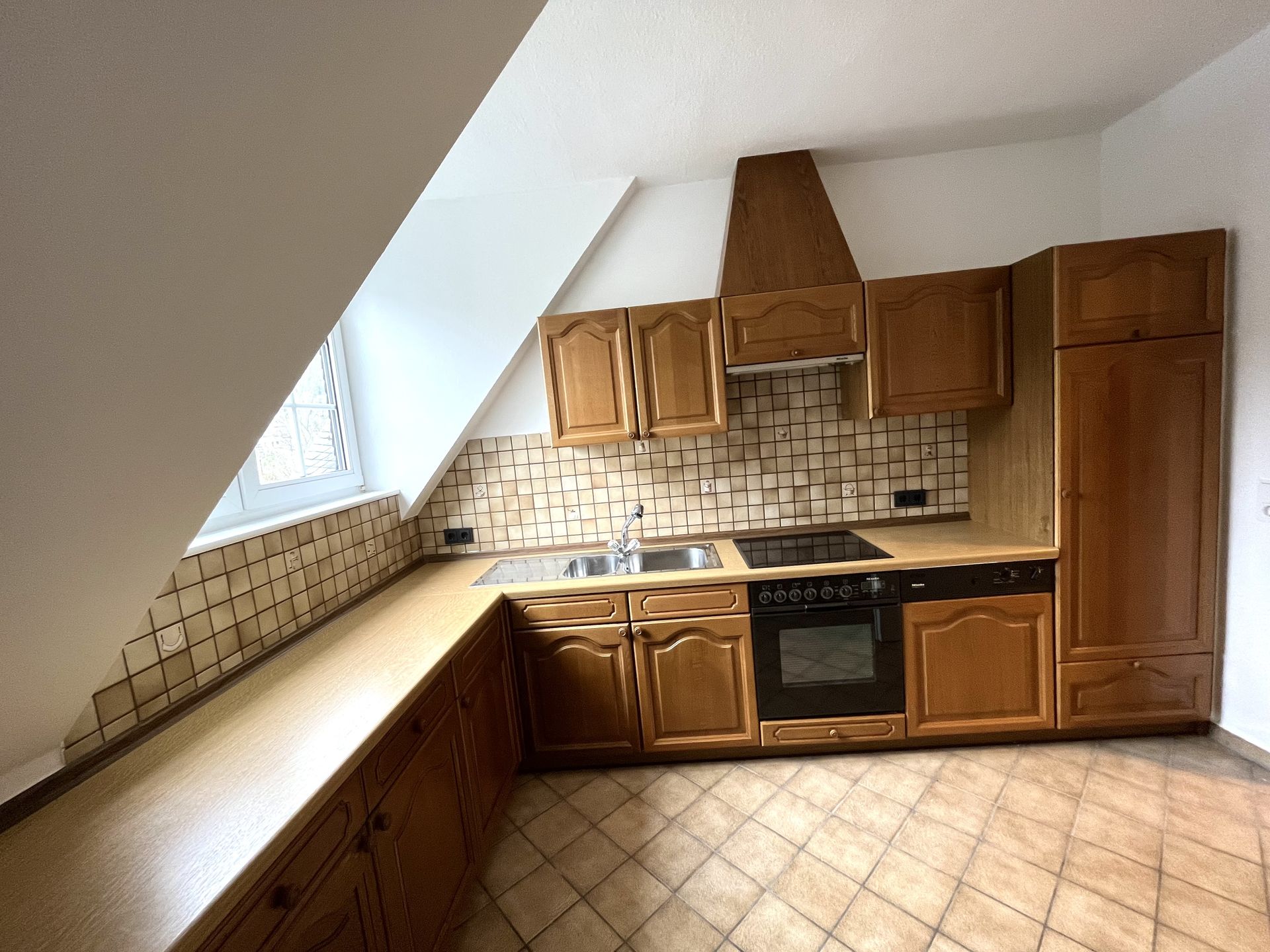 Oberhundem: 2-ZKB-Dachgeschosswohnung provisionsfrei zu vermieten (Terrasse mgl.)